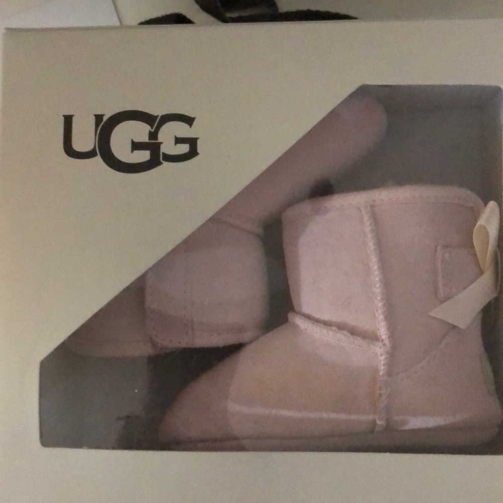 Ugg toddler girl size 02/03
